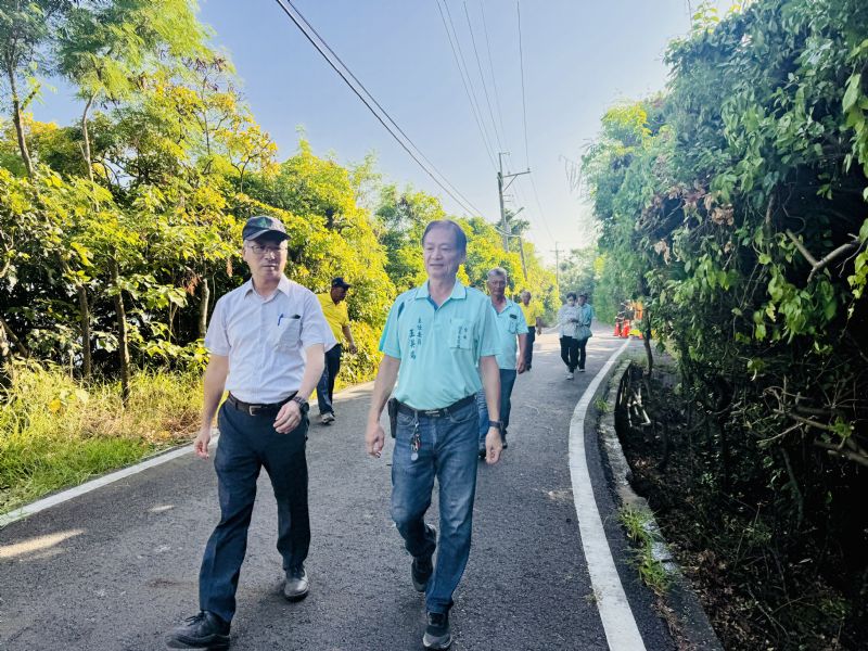 區公所許副區長蒞臨本廟，並與王主任委員英瑞一同現場勘查廟前認養空地園藝施作進度